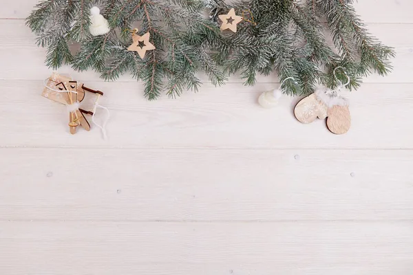 Karla Kaplı Köknar Dalları Beyaz Ahşap Arka Planda Noel Oyuncakları — Stok fotoğraf