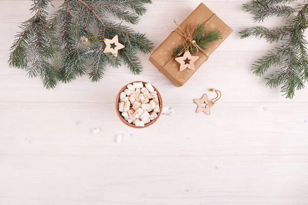 Weihnachtlicher Hintergrund Tannenzweige Eine Tasse Kakao Mit Marshmallows Ein Geschenk — Stockfoto