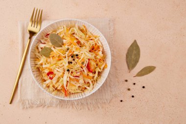 Lahana turşusu, havuç ve biber salatası. Sebze turşusu