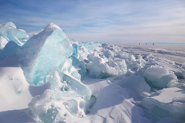 Pieux de fragments de glace bleue recouverts de neige. Lac Baïkal gelé par une journée ensoleillée d'hiver. — Photo