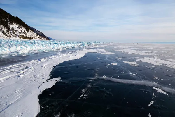 Lac Baïkal gelé. Champs de bosses de glace près du rivage et étendues infinies de glace transparente claire. — Photo