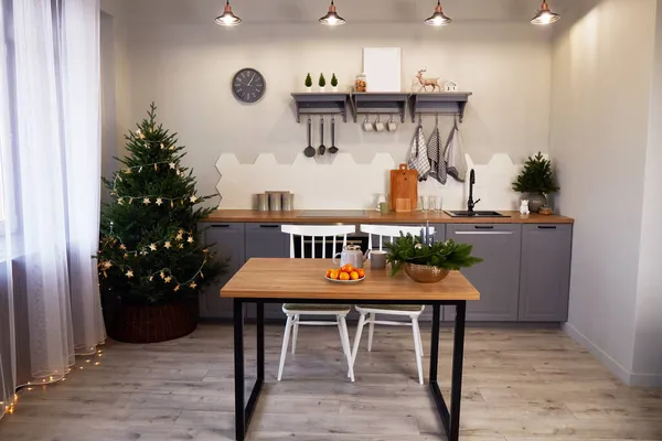 Kerst Interieur Moderne Keuken Tafel Ligt Een Compositie Van Dennenbomen — Stockfoto