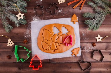Ahşap arka planda zencefilli kurabiye yapmak için hamur. Noel ve yeni yıl tatili için hazırlık. Yüksek kalite fotoğraf