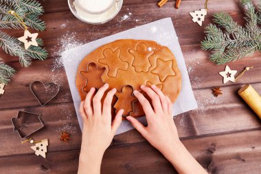 Kadınların elleri hamuru yuvarlar ve küflü zencefilli kurabiye yapar. Noel ve yeni yıl tatili için hazırlık.