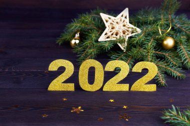 Mutlu yıllar 2022 tebrik kartı. Firavun dalları, altın sayılar 2022, çalar saat. 