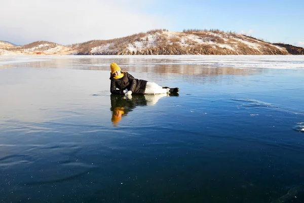 Una Chica Feliz Yace Hielo Del Congelado Lago Baikal Puro —  Fotos de Stock