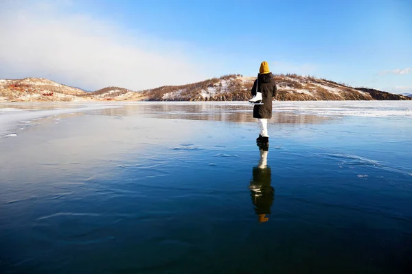 Ένα Νεαρό Κορίτσι Περπατάει Στον Πάγο Μια Παγωμένη Λίμνη Κρατάει — Φωτογραφία Αρχείου
