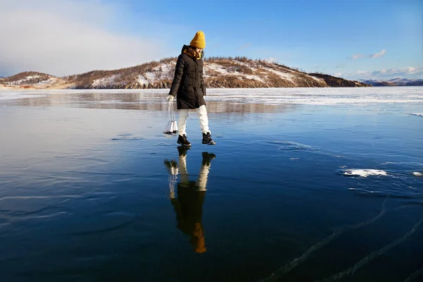 Una Joven Camina Sobre Hielo Sobre Hielo Lago Congelado Tiene —  Fotos de Stock