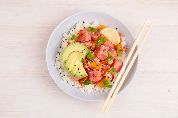 Somon, pirinç, avokado, susam tohumu, mikro yeşillik, hurma, siyah beyaz susam tohumu.. 