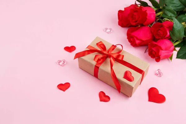 Mazzo Rose Rosse Una Scatola Una Confezione Carta Artigianale Con — Foto Stock