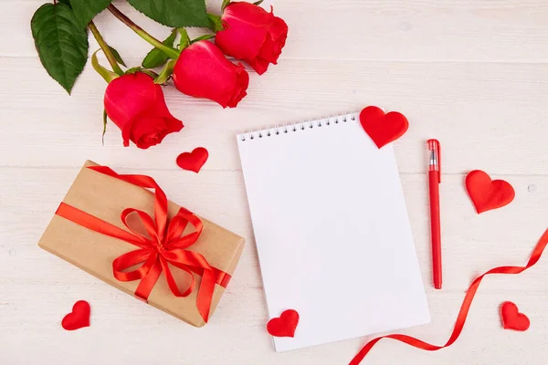 Valentijnsdag Achtergrond Een Boeket Rode Rozen Een Geschenk Met Een — Stockfoto
