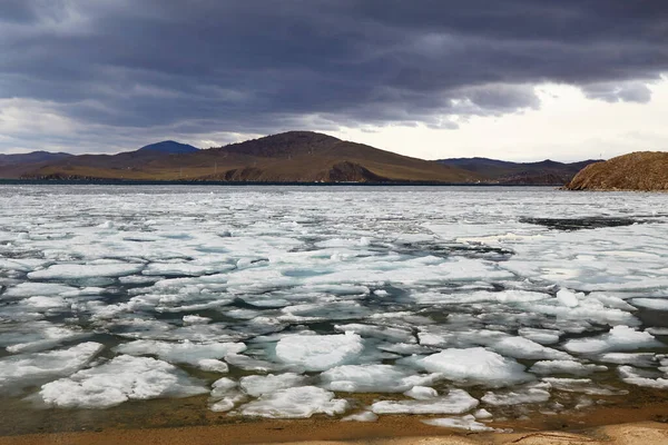 Tavaszi táj a Bajkál-tónál egy felhős napon. Jég sodródik, jég úszik a tóban — Stock Fotó