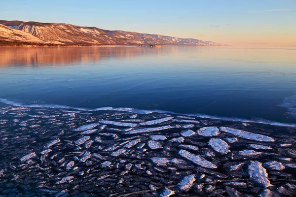 Beautiful Winter Landscape Frozen Lake Baikal Morning Huge Expanses Transparent — Photo