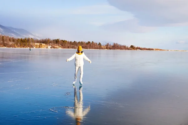 Una Joven Atlética Patina Sobre Hielo Transparente Del Congelado Lago — Foto de Stock