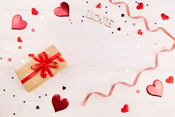 Valentijnsdag Achtergrond Cadeau Rood Lint Decor Hartjes Een Witte Houten — Stockfoto