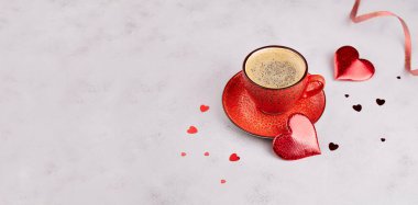 Kırmızı kahve fincanı, gri arka planda kalp süslemeleri. Sevgililer Günü için afiş. Boşluğu kopyala
