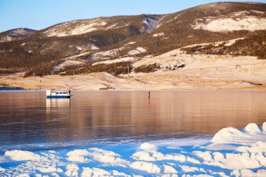 Baykal Gölü 'nün donmuş buz yüzeyinde hovercraft. Khivus - buzda taşıma. 
