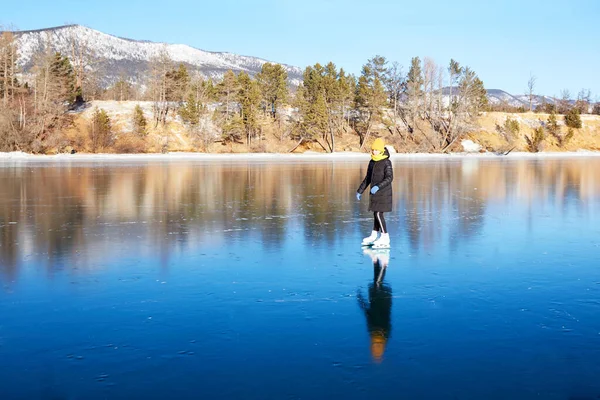 Une Jeune Athlète Patine Sur Glace Transparente Lac Baïkal Gelé — Photo