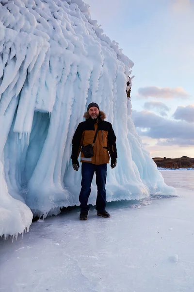 Un hombre está viajando en el congelado lago Baikal. Sokui o helados en las rocas de la isla —  Fotos de Stock