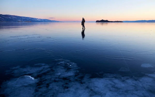 Amanecer Lago Baikal Invierno Una Joven Camina Sobre Hielo Lago —  Fotos de Stock