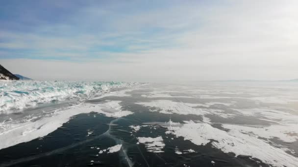 Παγωμένη Λίμνη Baikal Εναέρια Θέα Τουρίστες Περπατούν Στον Πάγο Της — Αρχείο Βίντεο