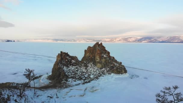 Vista Shamanka Rock Cape Burkhan Inverno Lago Baikal Congelado Neve — Vídeo de Stock