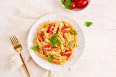 Domatesli geleneksel İtalyan makarna makarna, domates sosu, arka planda fesleğen. Üst görünüm, alanı kopyala. 