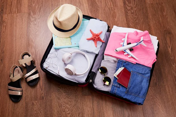 Una Valigia Aperta Con Cose Donna Passaporto Accessori Una Vacanza — Foto Stock