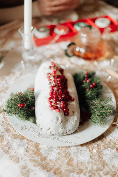Gyönyörű Karácsonyi Stollen Piros Bogyók Ünnepi Asztalon — Stock Fotó