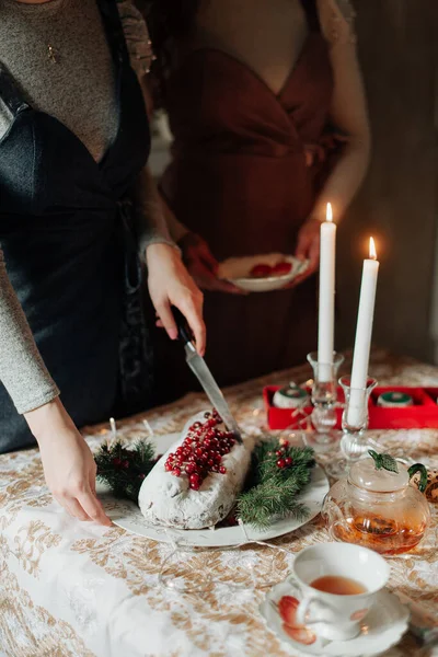 Mooie Kerst Tafel Close Meisjes Snijden Kerst Taart — Stockfoto