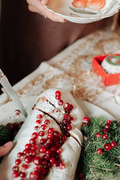 Gyönyörű Karácsonyi Torta Bogyókkal Asztalon Közelkép — Stock Fotó