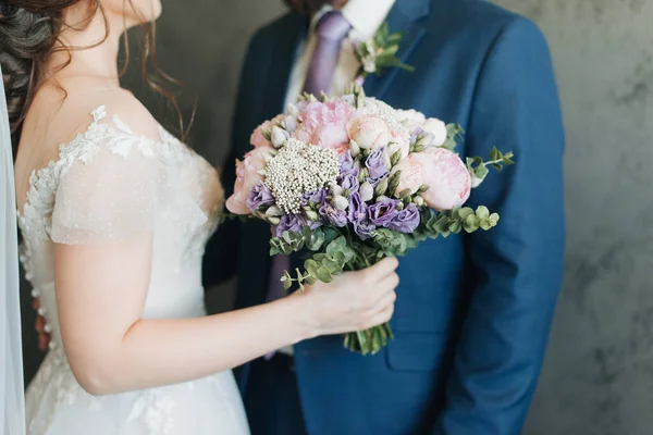 ブルーのジャケットを着たスタイリッシュな新郎新婦と花束を手に結婚式の日 — ストック写真
