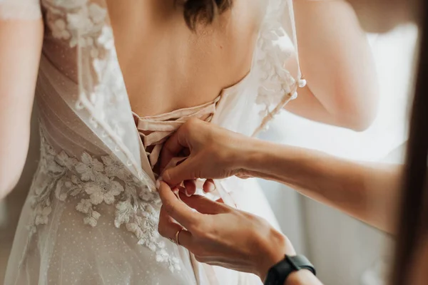 Segíts Menyasszonynak Felvenni Egy Fehér Esküvői Ruhát Jogdíjmentes Stock Fotók