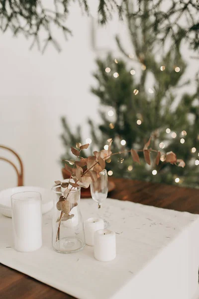 Noel Masası Süslemeleri Beyaz Masa Örtüsü Yapay Çiçek — Stok fotoğraf