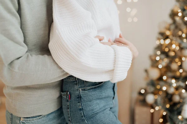 Homem Menina Elegante Suéteres Jeans Azuis Abraçando Fundo Árvore Natal — Fotografia de Stock