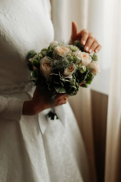 Стильная Невеста Белом Платье Держит Свой Свадебный Букет — стоковое фото