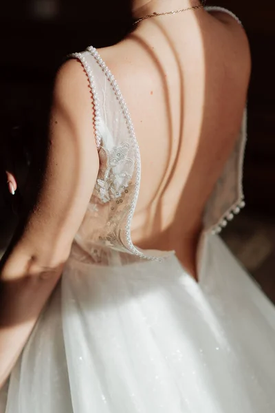 裸の花嫁に関する白いウェディングドレスを閉じる — ストック写真