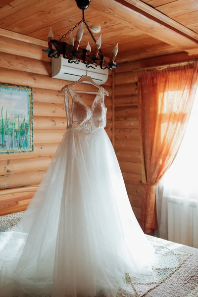 Bonito Vestido Noiva Branco Pendurado Cabide Uma Casa Madeira — Fotografia de Stock