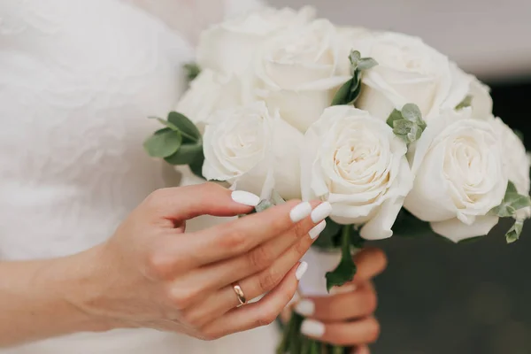 Красивый Свадебный Букет Рука Невесты Белым Маникюром Вблизи — стоковое фото