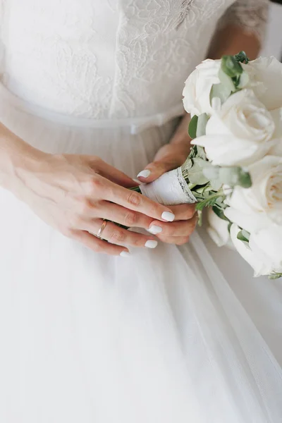 Красивая Невеста Белом Платье Проведение Букет Свадьбы День — стоковое фото