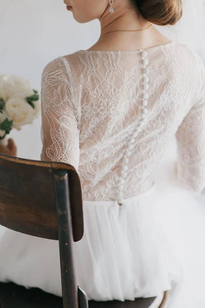 Noiva Muito Elegante Jovem Vestido Branco Senta Uma Cadeira Madeira — Fotografia de Stock