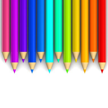 Beyaz arkaplanda çok renkli kalemler izole edildi.