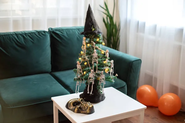 装饰万圣节树在家里聚会 万圣节快乐用万圣节装饰品装饰的树骨架 — 图库照片
