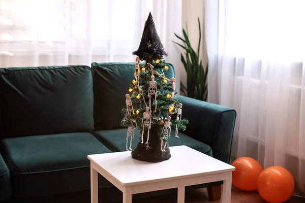 自宅でパーティーのための装飾されたハロウィーンの木 ハロウィン ハロウィンの装飾スケルトンで飾られた木 — ストック写真