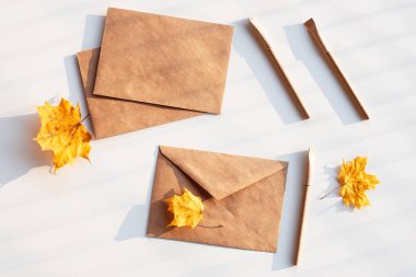 Yeniden kullanılabilir çevre dostu kağıt küre kalem ve beyaz arka planda geri dönüştürülmüş kağıttan yapılmış bir zarf. Çevre koruma, ekoloji, doğal malzemeler, sıfır atık geri dönüşüm kavramı.