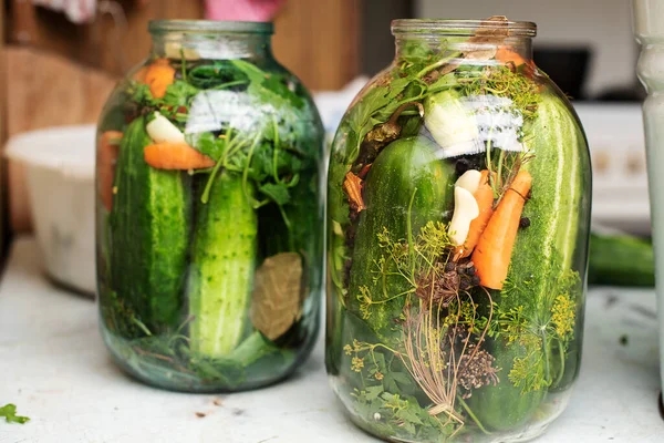 Preparazione Cetrioli Scatola Cetrioli Fermentati Barattoli Vetro Ingredienti Cetrioli Sottaceto — Foto Stock