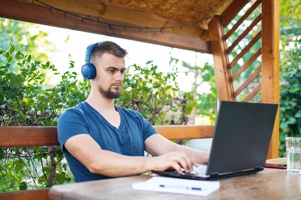 Бородатый Молодой Человек Использует Компьютерные Ноутбуки Наушники Работы Открытом Воздухе — стоковое фото