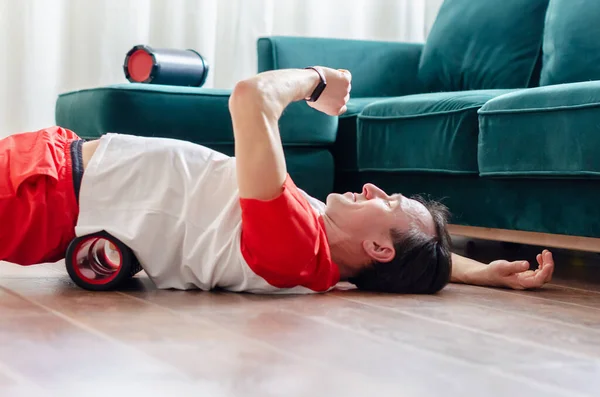 Молодой Человек Красных Шортах Делает Упражнения Пенопласте Тренируется Мышц Массажным — стоковое фото