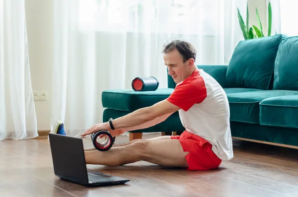 Ung Friidrettsutøver Rød Shorts Gjør Øvelser Skumspiller Ved Hjelp Bærbar – stockfoto