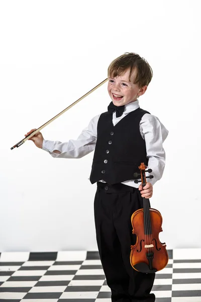 Piegowaty chłopiec czerwony włosy gra skrzypce. — Zdjęcie stockowe